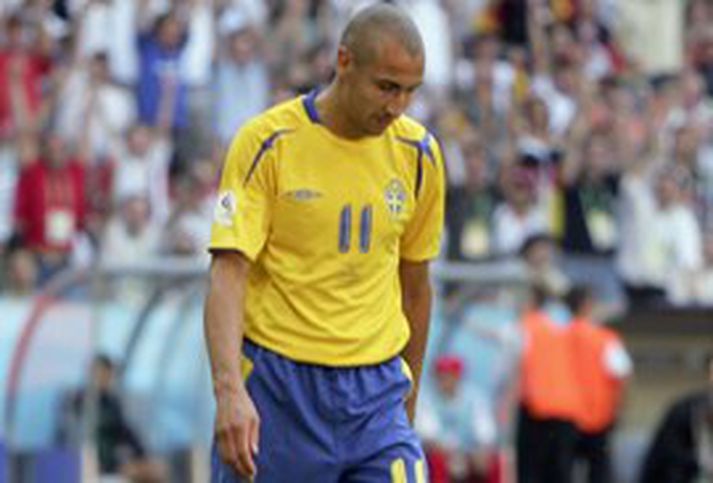 Henrik Larsson fékk nokkuð vafasama vítaspyrnu í upphafi síðari hálfleiks, en þrumaði knettinum yfir markið