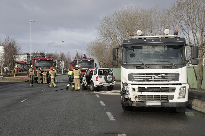 Nýbýlavegi hefur verið lokað vegna slyssins.