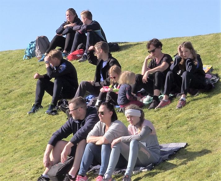 Gestir landsmótsins njóta þessa að sitja í brekkunni í blíðunni í Þorlákshöfn og fylgjast með keppninni.