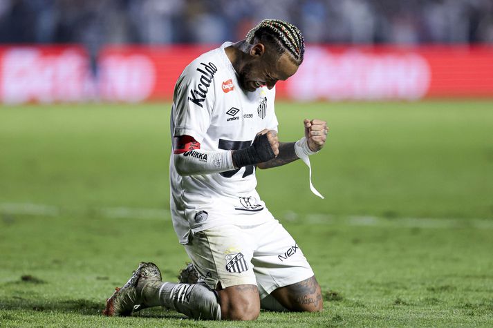 Neymar fagnar sigurmarki sínu í 1-0 sigri Santos á toppliði Flamengo.