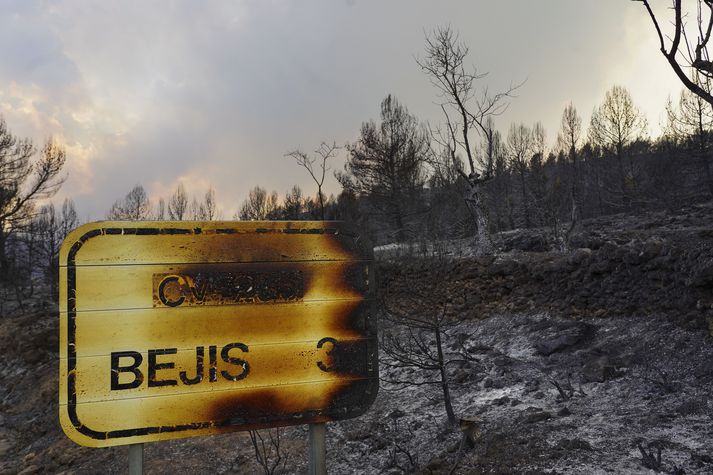 Skilti brunnið vegna gróðurelda. 