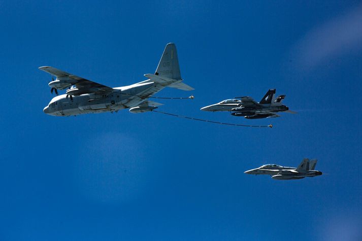 Hér má sjá flugvél af gerðinni KC-130 og tvær F/A-18D Hornet orrustuþotur.