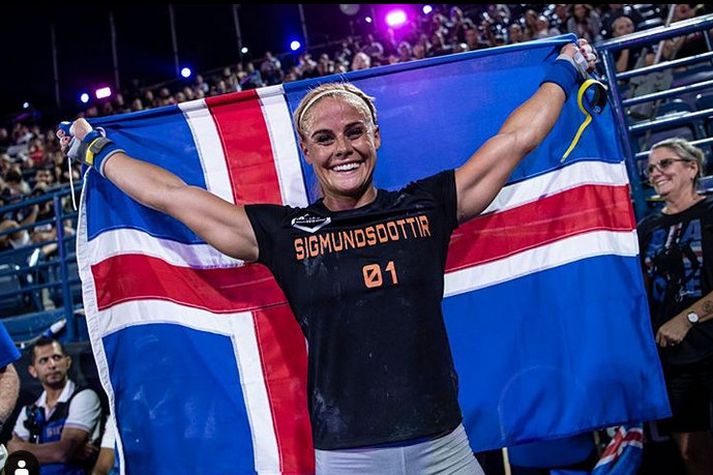 Sara Sigmundsdóttir með íslenska fánann sinn eftir sigur á CrossFit móti í Dúbaí.