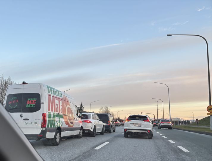 Þriggja bíla árekstur varð á Kringlumýrarbraut.