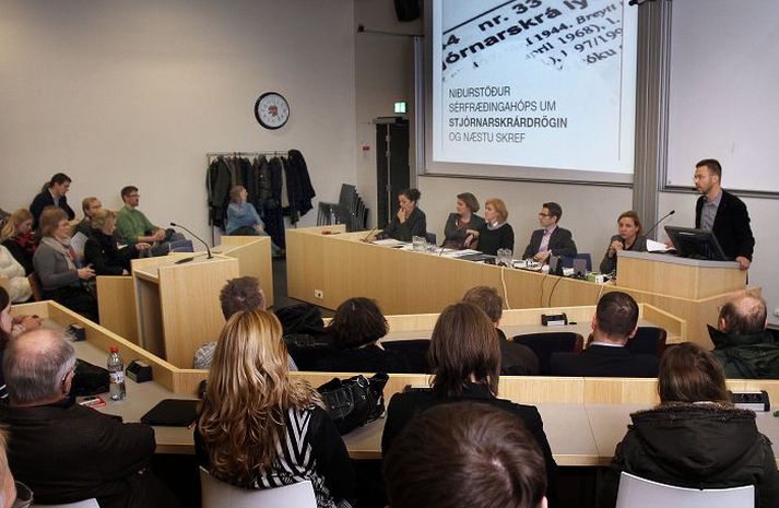 Páll Þórhallsson, talsmaður sérfræðingahóps sem fór yfir drög að stjórnarskrá, var málshefjandi á þingi um næstu skref í HR í gær. Fréttablaðið/GVA