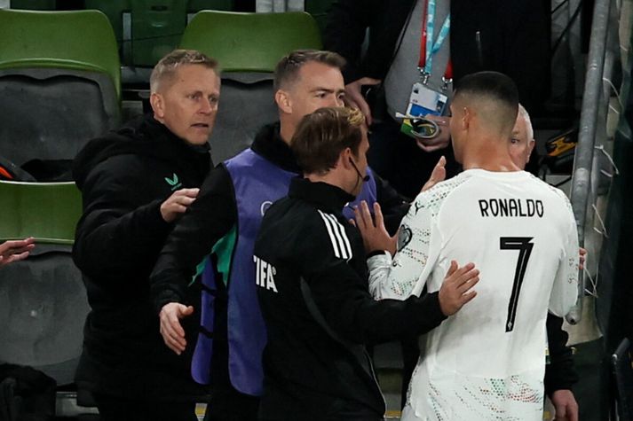 Heimir Hallgrímsson ræðir málin við Cristiano Ronaldo eftir leikinn.