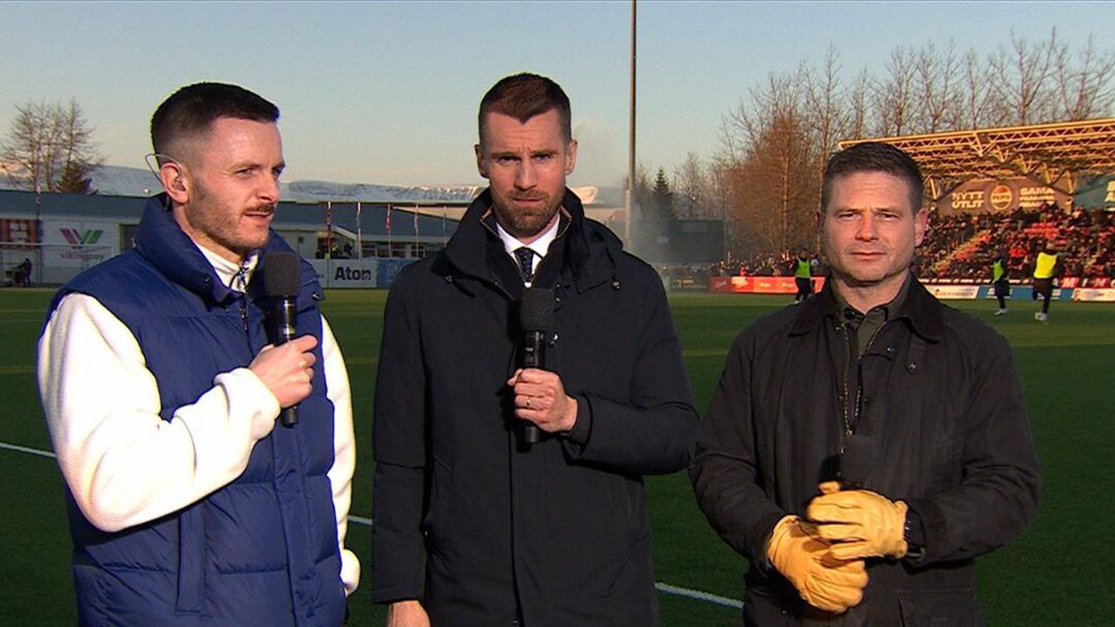 Bjarni Guð­jóns mætti í garðyrkjuhönskum á opnunarleikinn