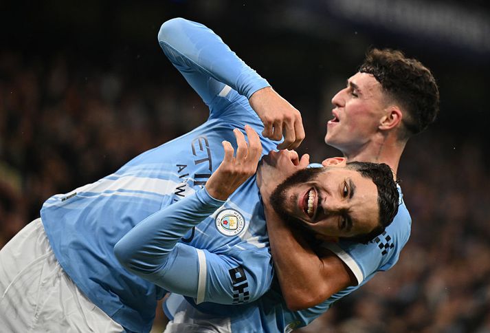 Foden tekur á félaga sínum Rayan Cherki eftir eitt marka sinna í kvöld.