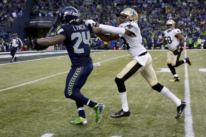 Marshawn Lynch, hlaupari Seattle, skorar hér síðara snertimark sitt í leiknum.