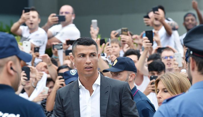 Cristiano Ronaldo í mannhafinu í gær.