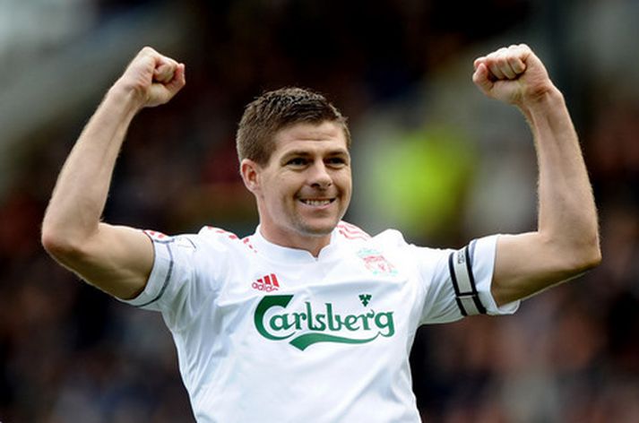 Steven Gerrard fagnar öðru marka sinna gegn Burnley í dag.