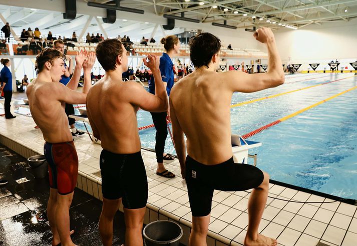 Boðsundssveit Sundfélags Hafnarfjarðar fagna Íslandsmetinu í kvöld.