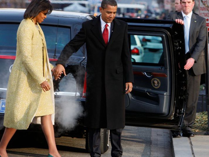 Michelle Obama og Barack Obama mæta í St. John´s kirkjuna í Washington fyrr í dag. MYND/AP