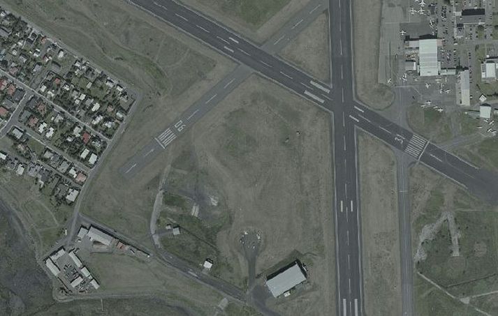 Fyrir mánaðamót ræddu samgönguráðherra og formaður skipulagsráðs um að reisa 1.500 fermetra flugstöð í Vatsnmýrinni. Nú er aftur horfið til áforma um samgöngumiðstöð.Mynd/loftmyndir