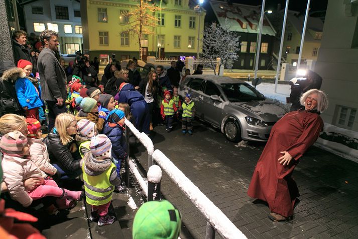 Fjöldi fólks var samankominn í Safnahúsinu á Hverfisgötu í morgun þegar hulunni var svipt af nýjustu jólavættunum.