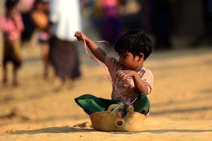 Róhingjabarn að leik í Kutupalong-flóttamannabúðunum í Bangladess.