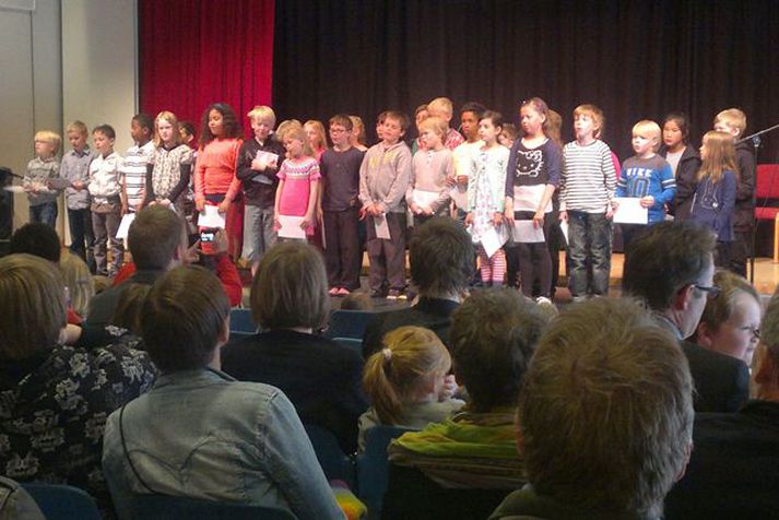 Þegar myndatökumaður Stöðvar 2 og Vísis heimsótti Hlíðaskóla í dag var 3 BB að sækja einkunnir sínar.