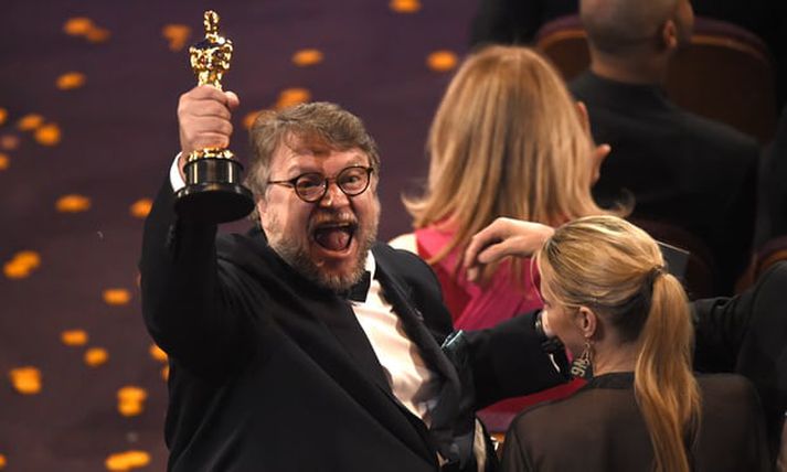 Guillermo del Toro fagnar hér verðlaunum fyrir bestu kvikmyndina. Hann var jafnframt valinn besti leikstjórinn.