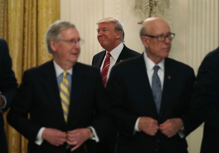 Donald Trump stendur á bakvið þá Mitch McConnell og þingmanninn Pat Roberts.