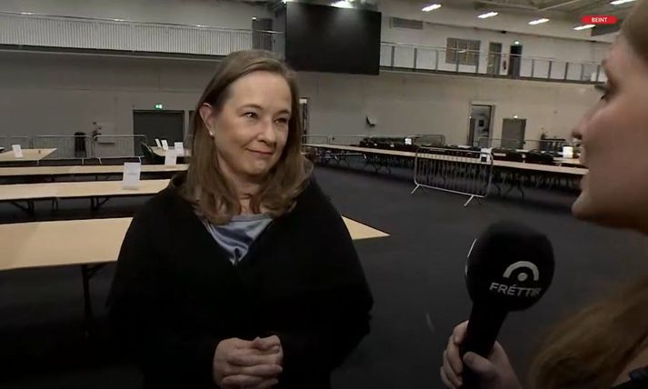Eva Bryndís Helgadóttir, formaður yfirkjörstjórnar í Reykjavík, minnir fólk á að mæta með skilríki á kjörstað og að það ógildi kjörseðilinn að strika yfir nafn á lista annars framboðs en þess sem kosið er.