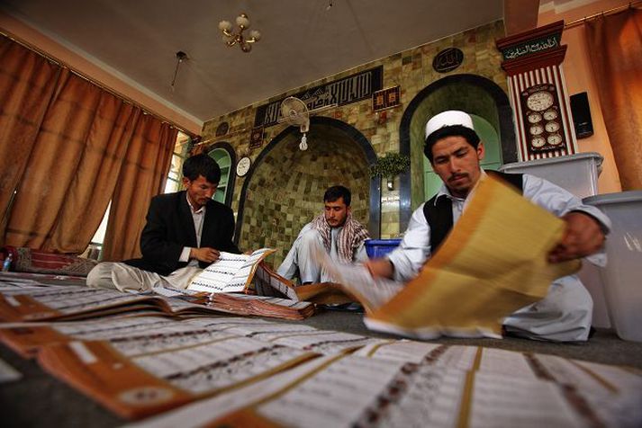 Kosið í Afganistan Eftirlitsnefnd telur að allt að fjórðungur atkvæða í forsetakosningunum sé ógildur vegna svindls.
Mynd/AP