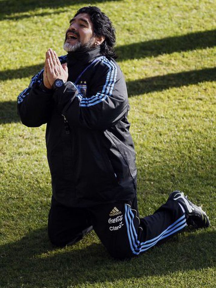 Diego Maradona, þjálfari Argentínu, lagðist á bæn á æfingu liðsins.
