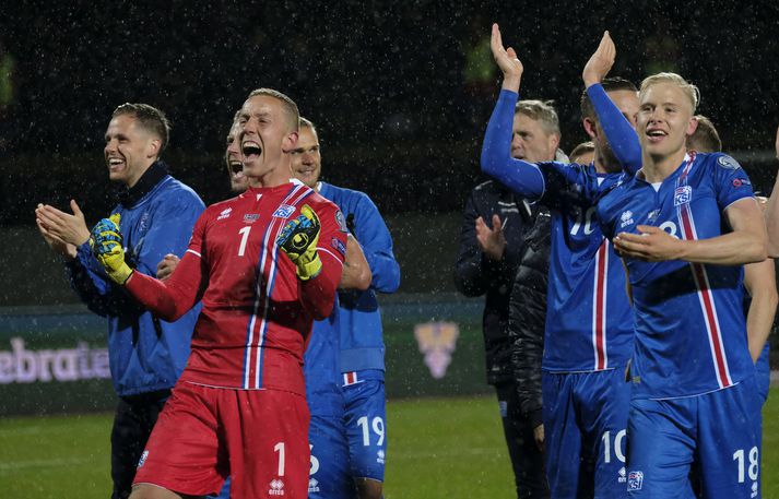 Hannes Þór Halldórsson og félagar í íslenska landsliðinu fagna sigri á Kósóvó og sæti á HM 2018.