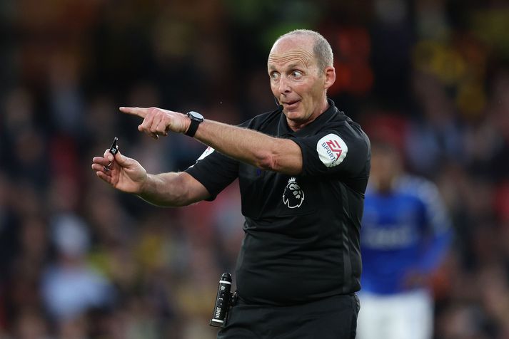 Mike Dean hætti að dæma í deildinni eftir 2021-22 og gerðist myndbandadómari.