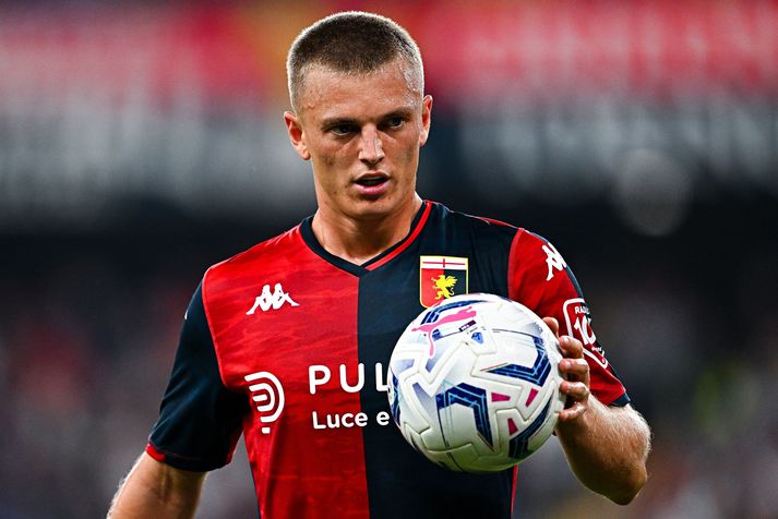 Albert Guðmundsson í leik með Genoa liðinu á þessu tímabili. Hann er eini Íslendingurinn sem hefur náð að skora þrjú mörk á einu tímabili í Seríu A.