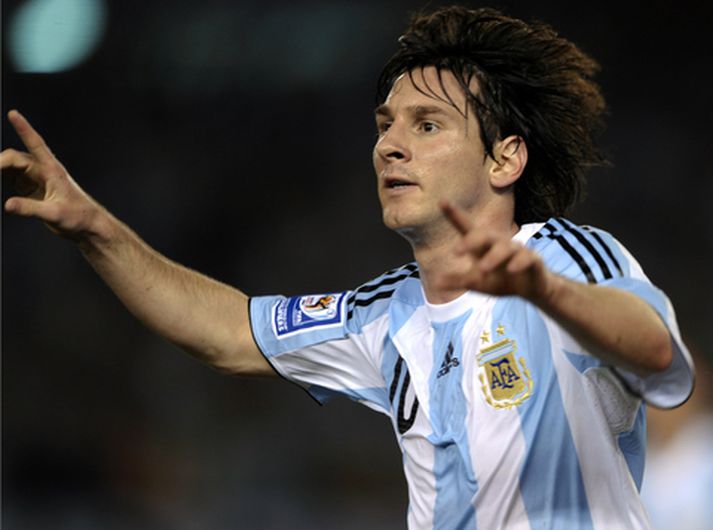 Lionel Messi fagnar markinu sínu.