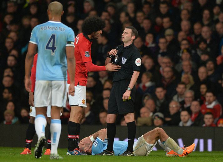 Fellaini fékk áminningu fyrir brotið.