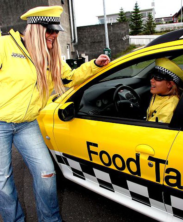 Gular og glaðar Stelpurnar á Foodtaxi hafa vakið mikla athygli. 
