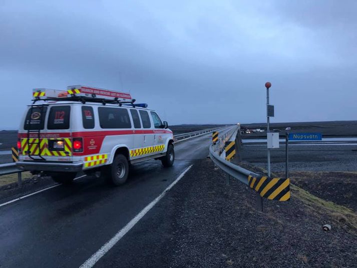 Suðurlandsvegur er lokaður vegna slyssins sem varð á tíunda tímanum í morgun.