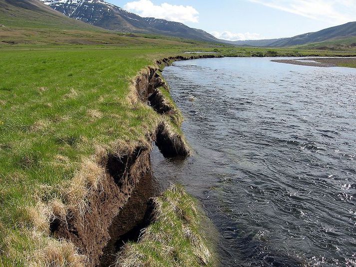 Múlaá í skriðdal. Ræktað land er oft af skornum skammti og landbrot því tilfinnanlegur skaði.