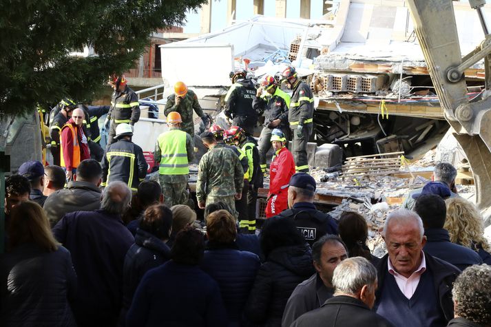 26 hið minnsta fórust í hamförunum í Albaníu.