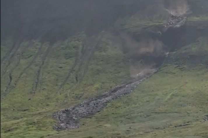 Skriðan féll á slaginu ellefu í morgun að sögn sjónarvottar. 