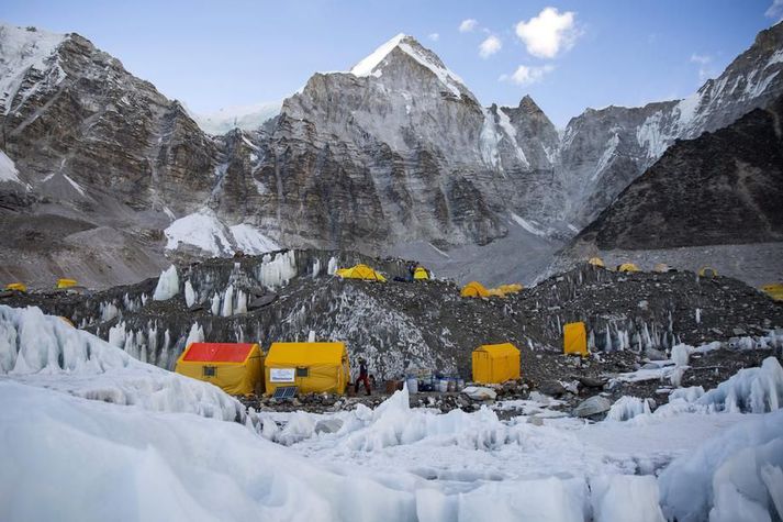 Frá grunnbúðum Everest í Nepal þar sem nokkrir göngumenn hafa smitast af Covid-19 frá því seint í apríl.