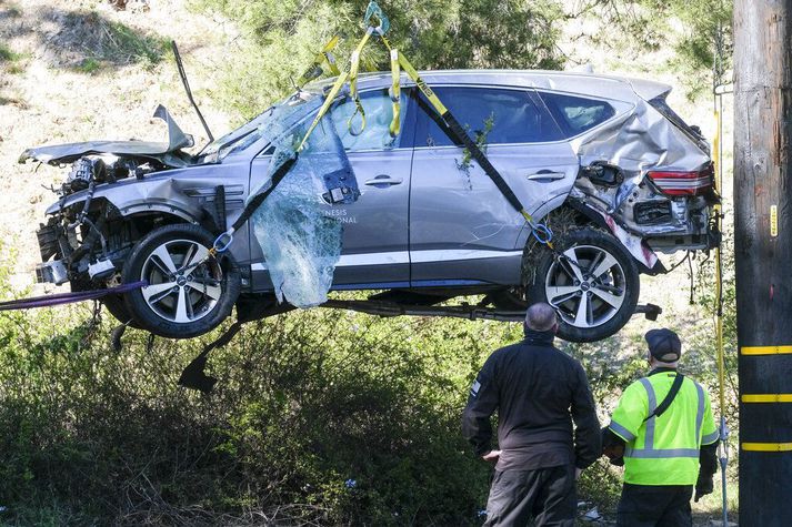 Flakið af bíl Tiger Woods eftir slysið. Hann ók út af veginum, rakst á tré og fór margar veltur.