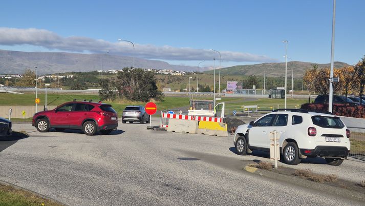 Hér má sjá framkvæmdasvæðið við Hálsabraut. Fjölmargir hunsa lokunina og keyra þarna í gegn, þrátt fyrir umferðarskilti sem banna það.