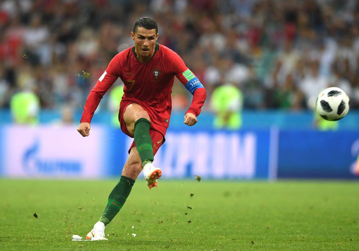 Ronaldo sparkar aukaspyrnunni í markið.