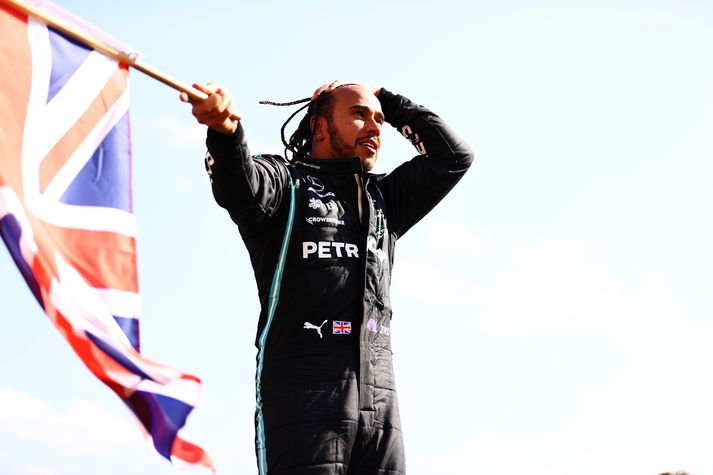 Hamilton fagnar að lokinni keppni á Silverstone um helgina. Hann hefur alls fagnað átta sigrum þar á ferlinum.