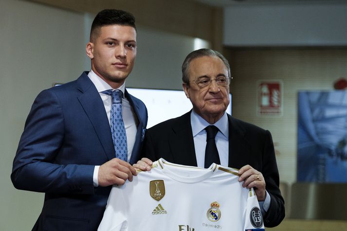 Luka Jovic, einn af nýju leikmönnum hjá Real Madrid, ásamt Florentino Pérez, forseta félagsins.