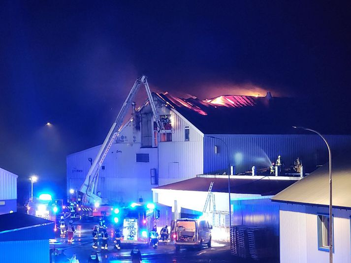 Allt tiltækt slökkvilið er á vettvangi.