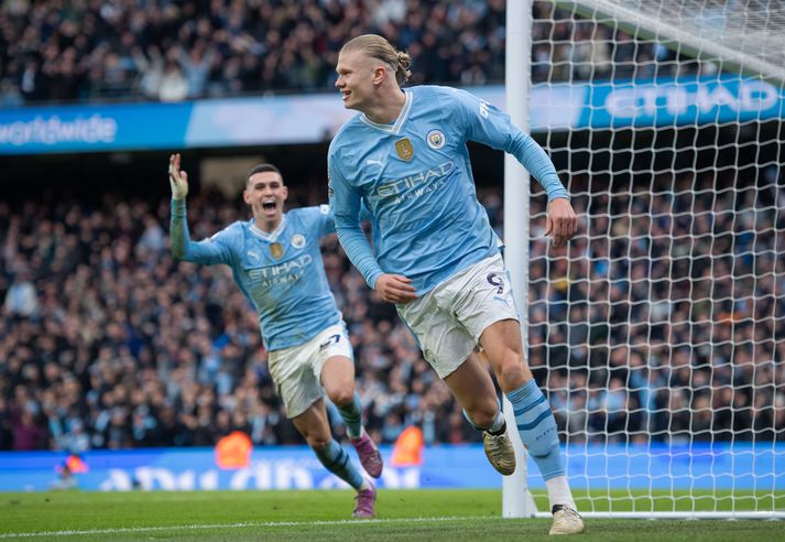 Erling Haaland fagnar marki sínu fyrir Manchester City á móti Manchester United í gær.