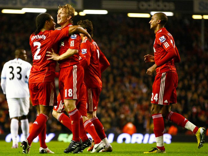 Glen Johnson og Dirk Kuyt fagna einu marka Liverpool í dag ásamt félögum sínum í liðinu.