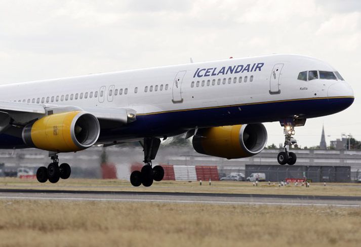 Vél Icelandair lendir á Heathrow.