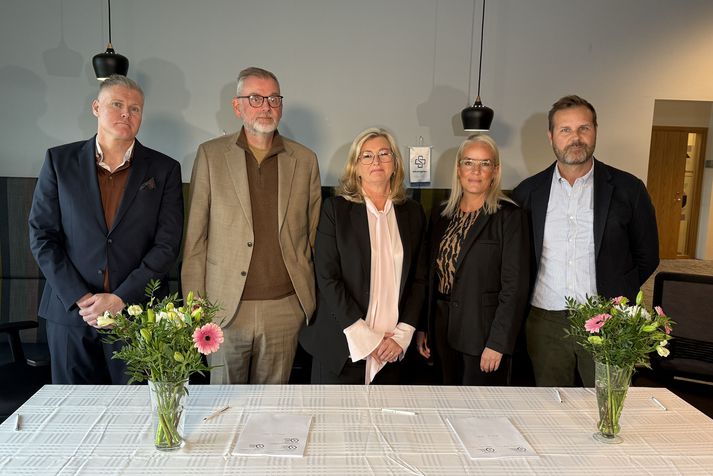 Frá vinstri: Kristján Jón Jónatansson, framkvæmdastjóri Klínikunnar, Sigurður Helgi Helgason, forstjóri Sjúlkratrygginga, Alma D. Möller heilbrigðisráðherra, Hannes Sigurjónsson, læknir hjá Læknahúsinu DEA Medica, og Dagný Jónsdóttir, framkvæmdastjóri Stoðkerfa.