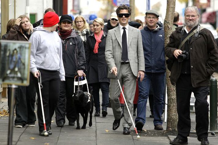 Fólki gafst tækifæri til að upplifa reynsluheim blindra með því að setja upp sjónhermigleraugu í göngu Blindrafélagsins í gær. Meðal þeirra sem prófuðu gleraugun voru Dagur B. Eggertsson, formaður borgarráðs, og Katrín Jakobs­dóttir menntamálaráðherra. FRÉTTABLAÐIÐ/VALLI