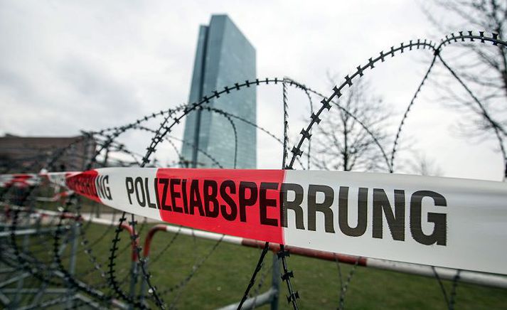 Nýjar höfuðstöðvar Seðlabanka Evrópu sem á að opna á miðvikudag hafa verið girtar af.