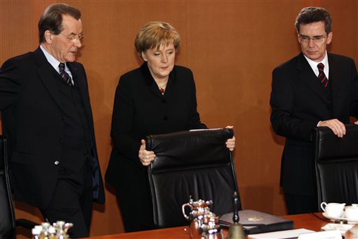Angela Merkel, nýr kanslari Þýskalands, er hér á fyrsta ríkisstjórnarfundinum með Franz Müntefering varakanslara, til vinstri, og starfsmannastjóranum Thomas de Maiziere.